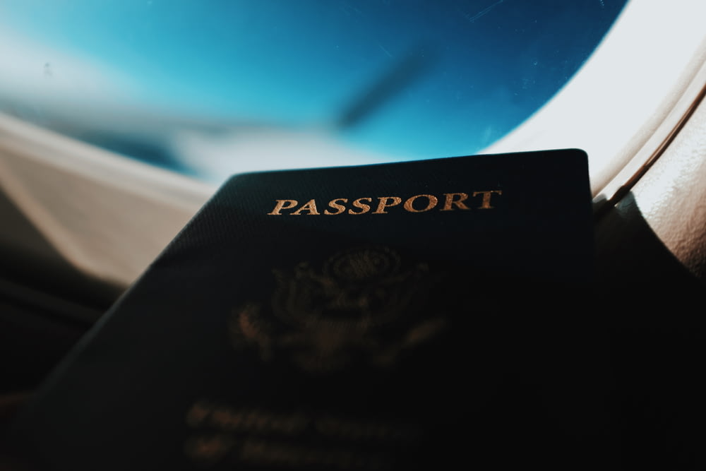 silhueta do livreto do passaporte com fundo da janela do avião