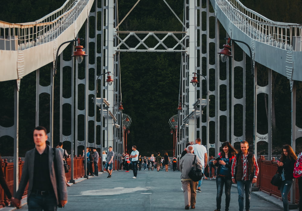 Gente caminando y de pie en el puente