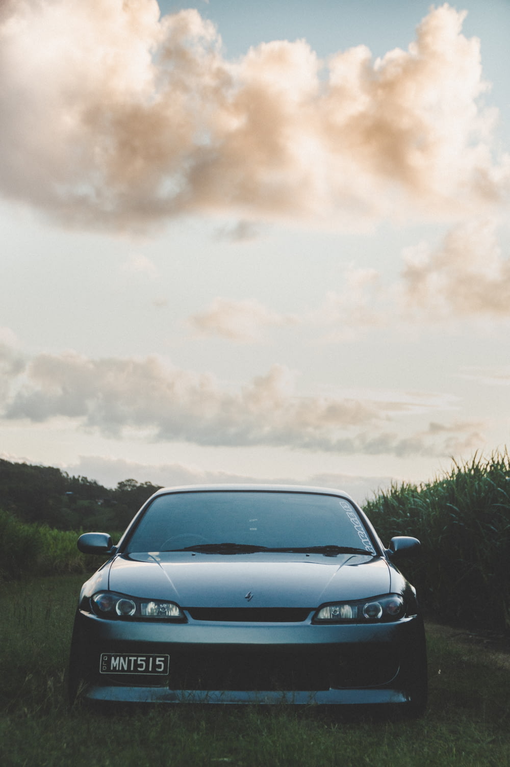 Nissan Silvia S15 plateado estacionado durante el día
