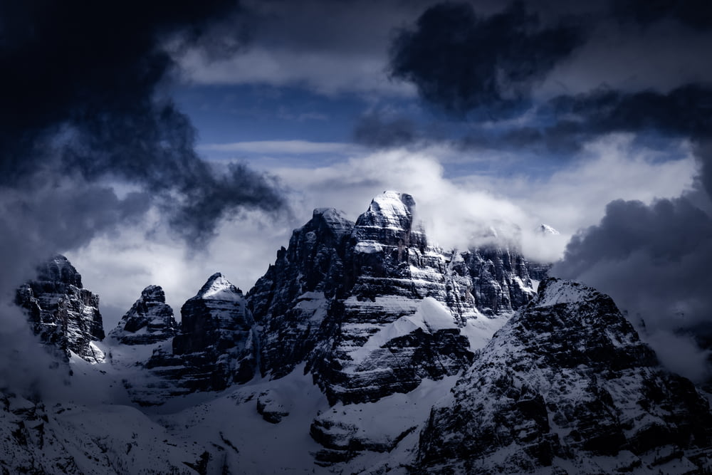 Foto de paisaje de montaña con nieve