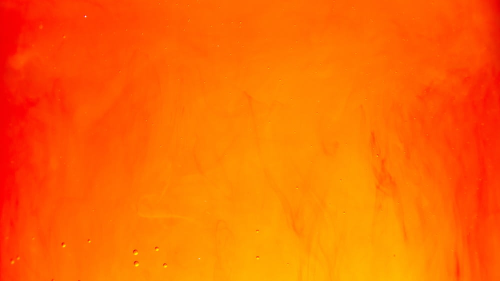 um close up de um fogo com gotas de água sobre ele