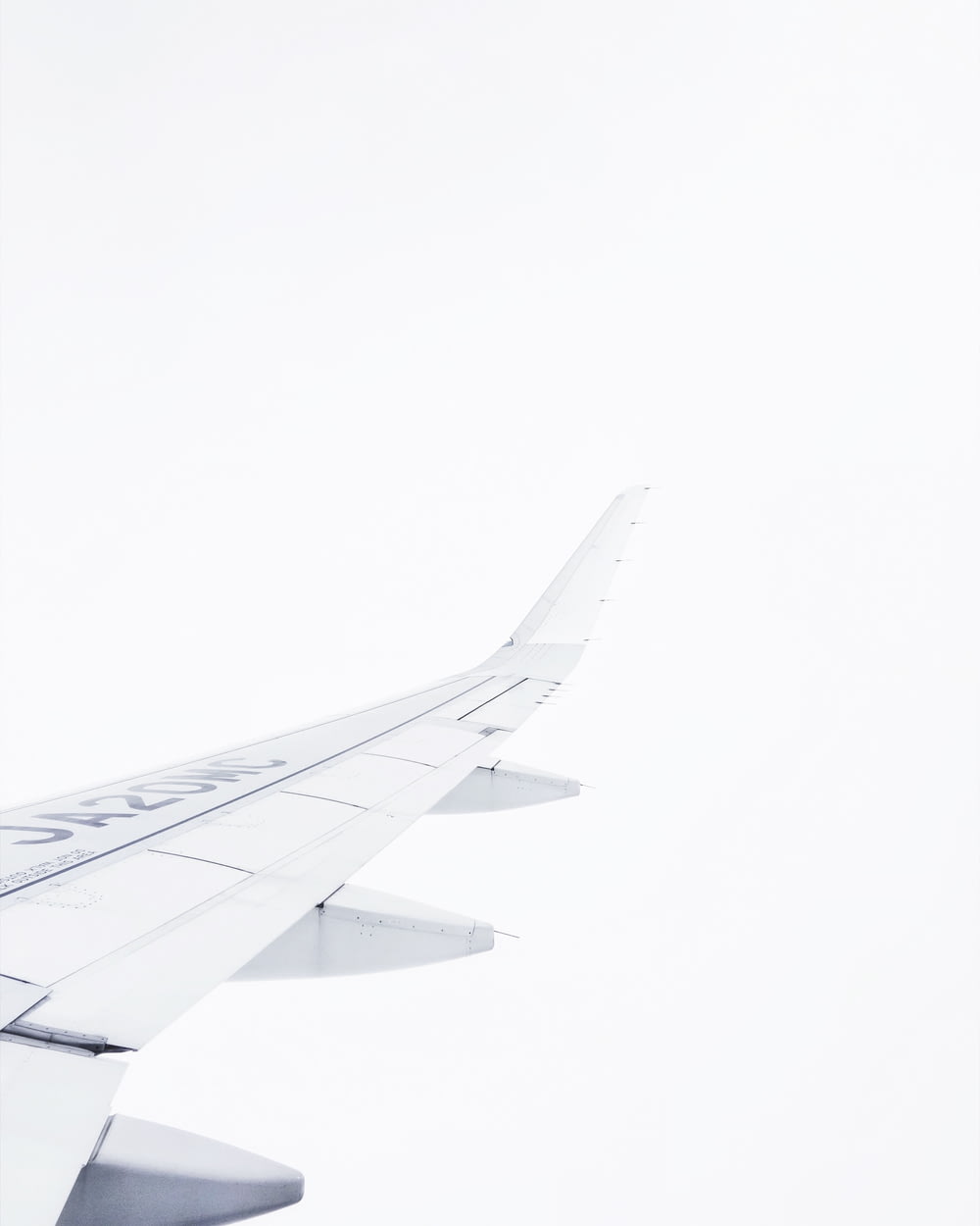 weißes Flugzeug in der Luft