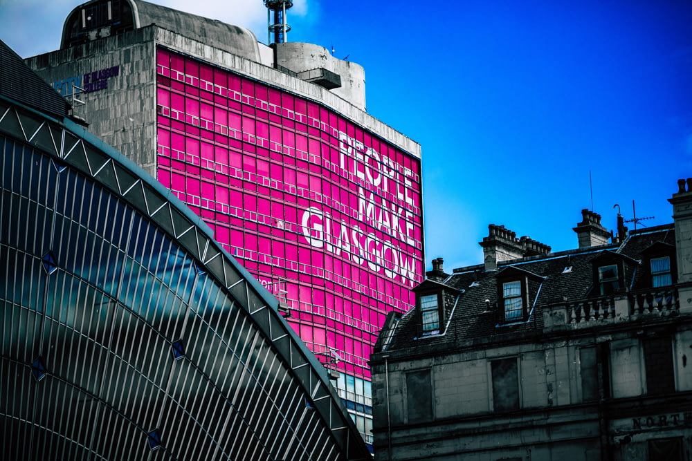 vista ad angolo basso dell'edificio con Le persone fanno il tabellone per le affissioni di Glasgow