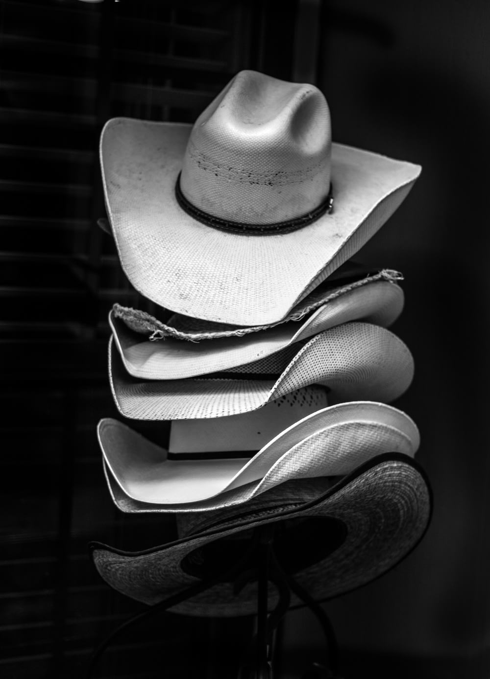 Graustufenfotografie von aufgetürmten Cowboyhüten