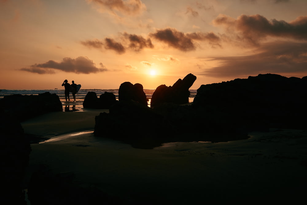 silhouette d’une formation rocheuse à côté du rivage