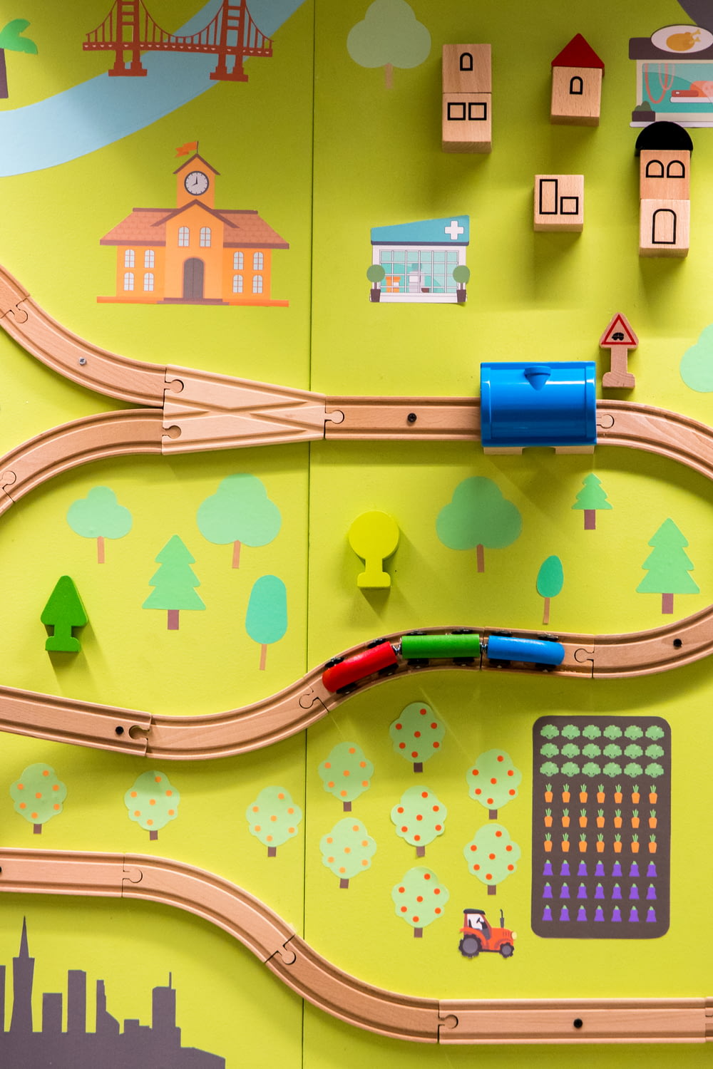 conjunto de brinquedos de trem marrom e multicolorido
