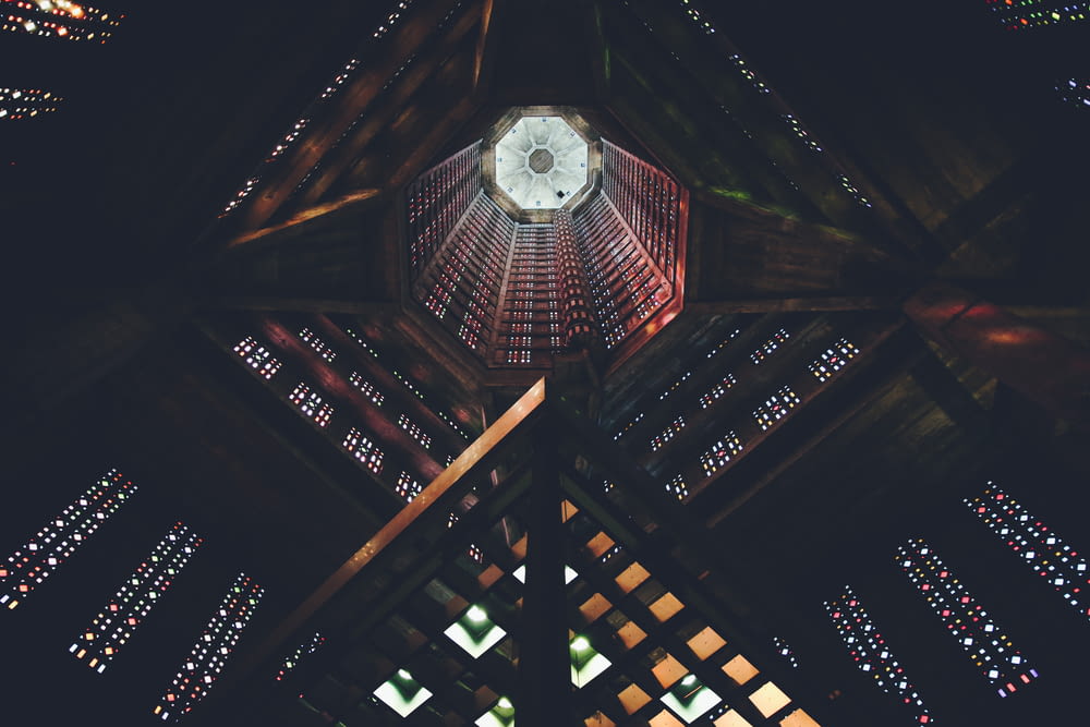 타워의 로우 앵글 사진