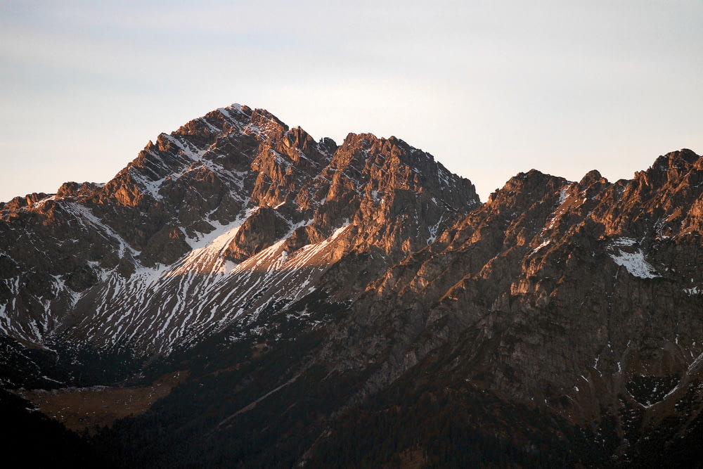 茶色と白の山々の風景写真