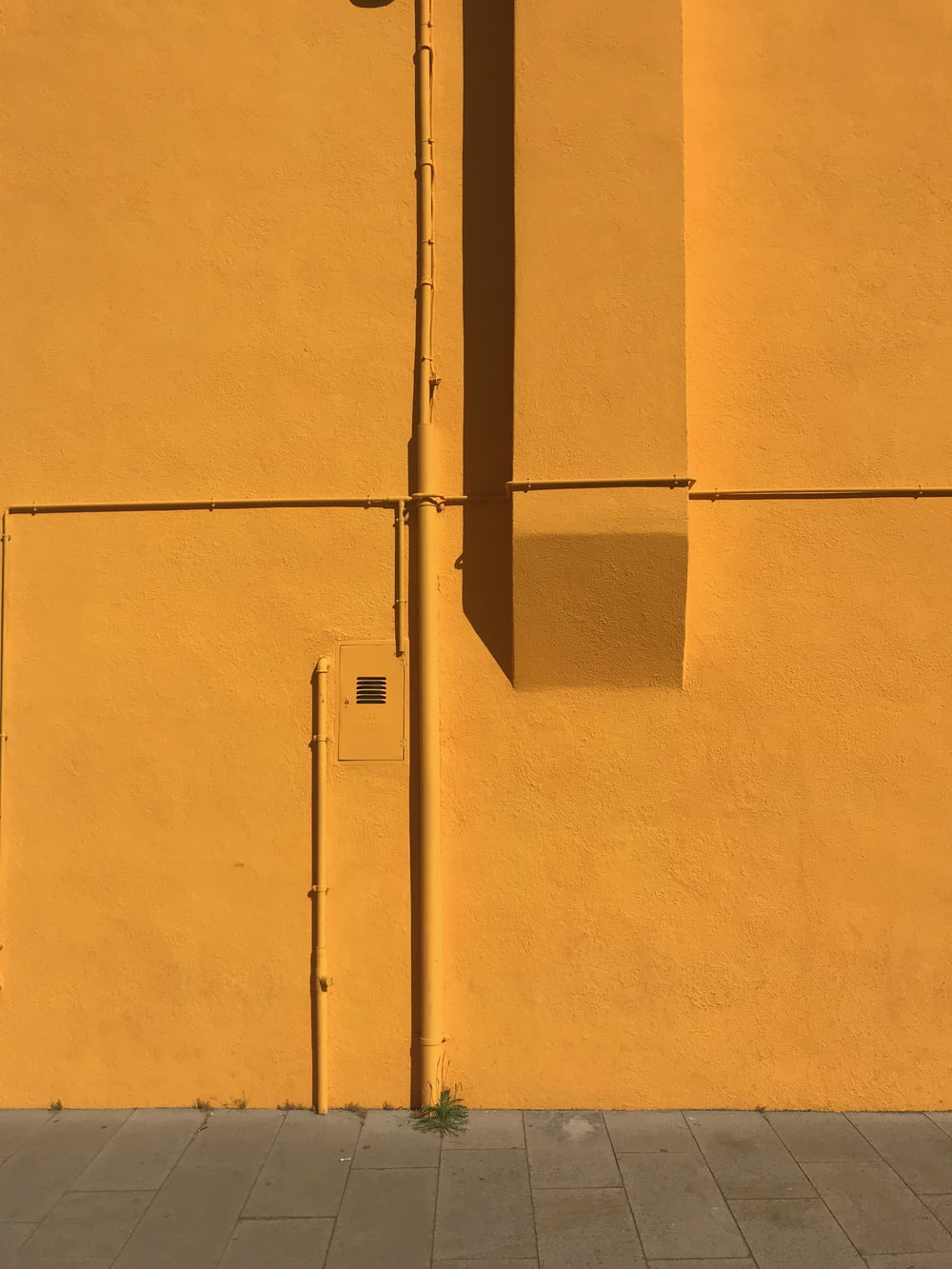 オレンジ色のコンクリートの壁