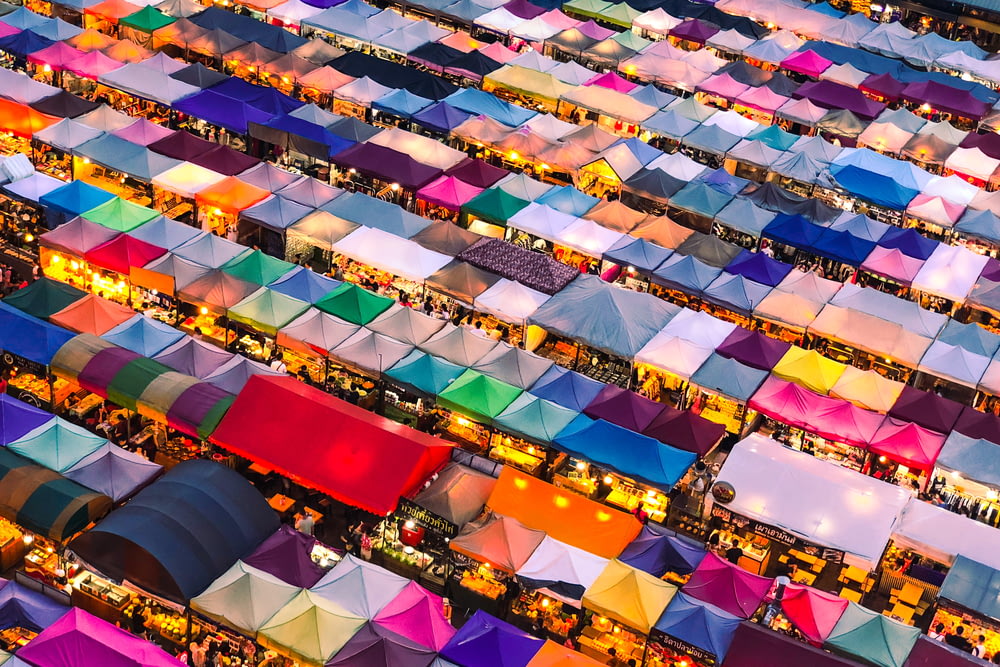 fotografia aérea da tenda colorida