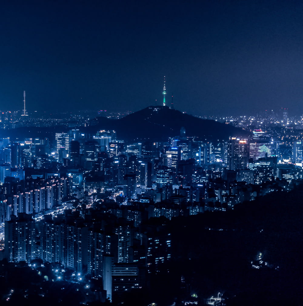 Vue aérienne avec la ville pendant la nuit