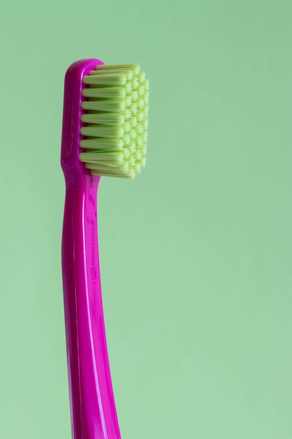 escova de dentes roxa e verde