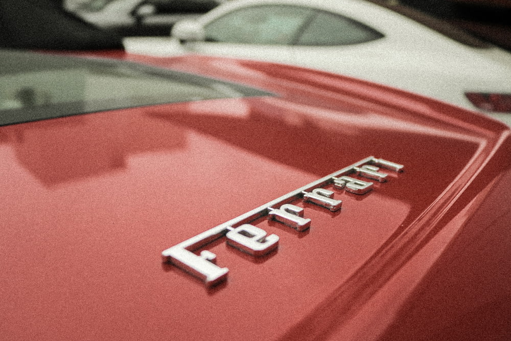 foto de closeup do emblema da Ferrari
