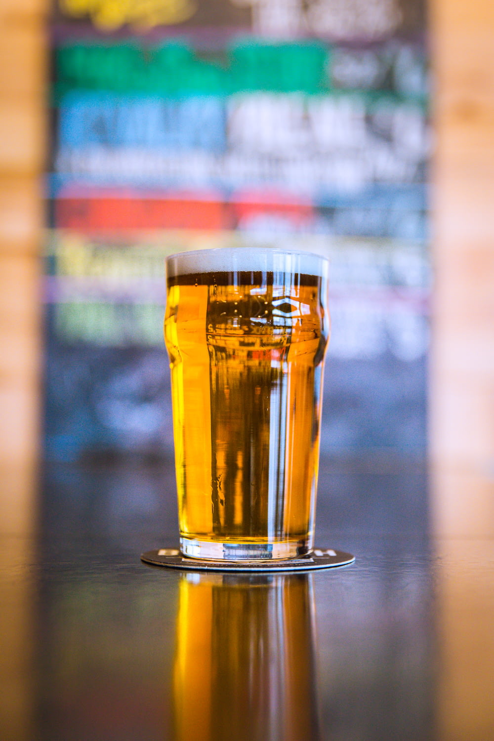 Photographie à mise au point peu profonde d’un verre à bière transparent
