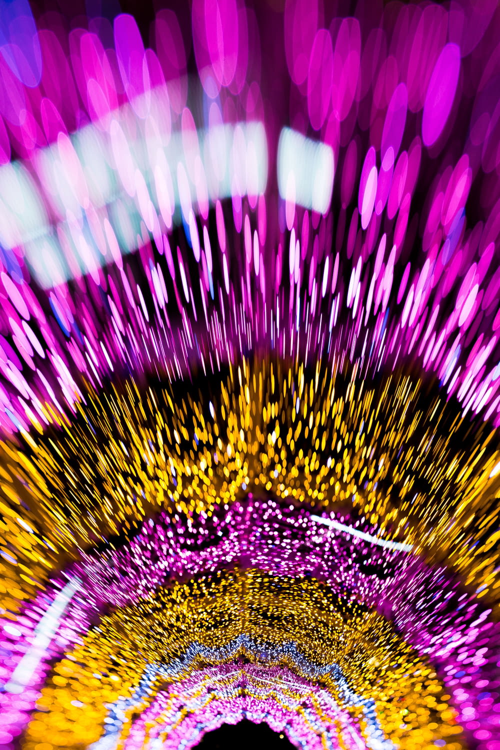 Una imagen abstracta de un objeto púrpura y amarillo