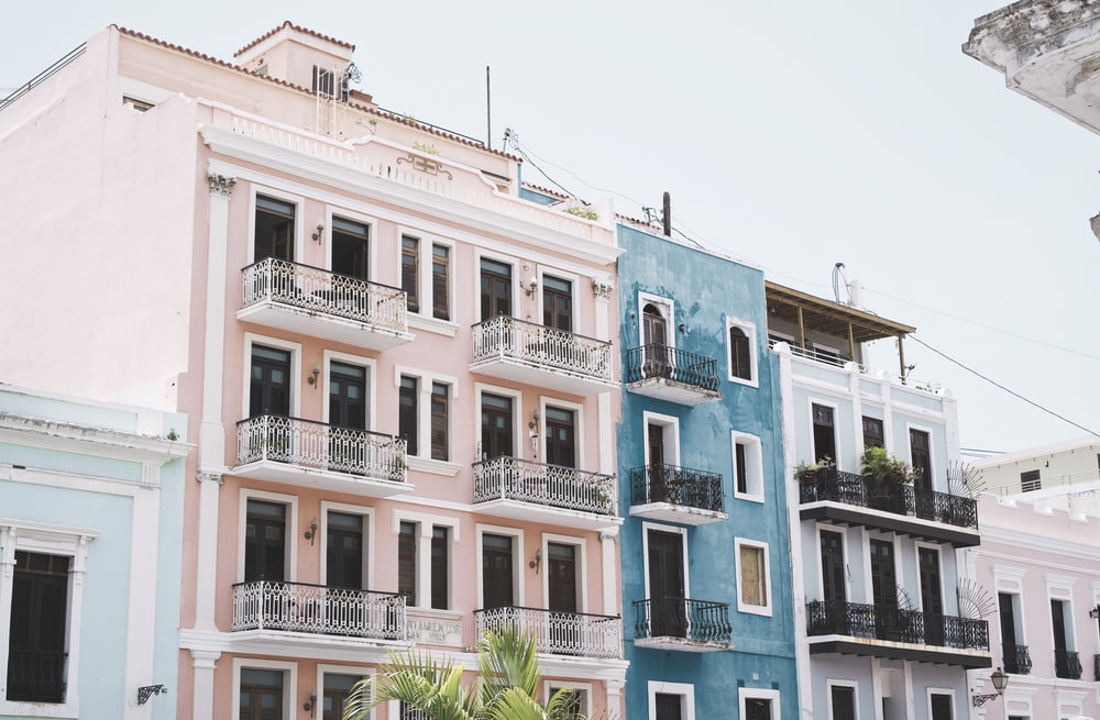 foto de azul e rosa pintado edifício alto