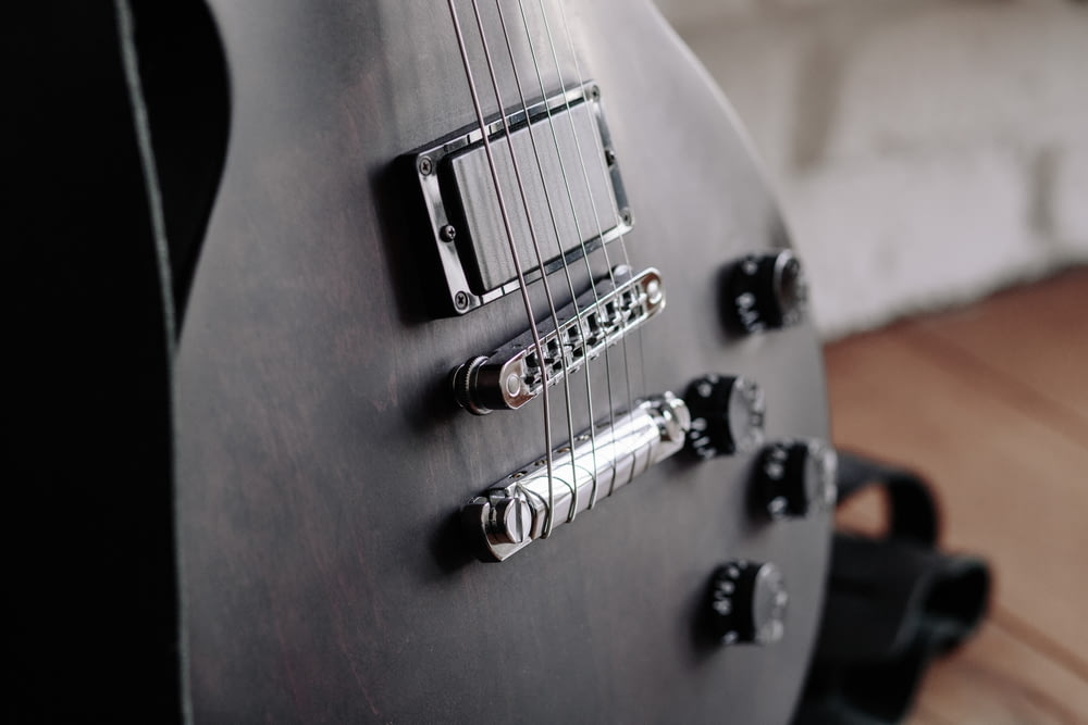 chitarra elettrica nera