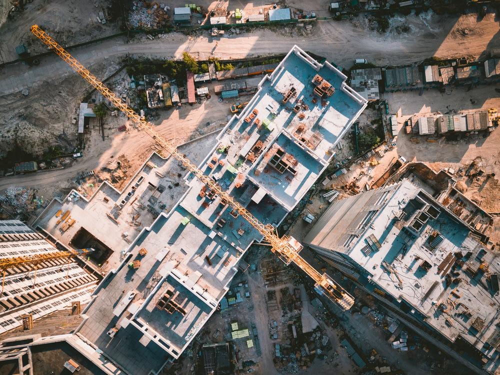 Photographie aérienne de véhicules et de bâtiments pendant la journée