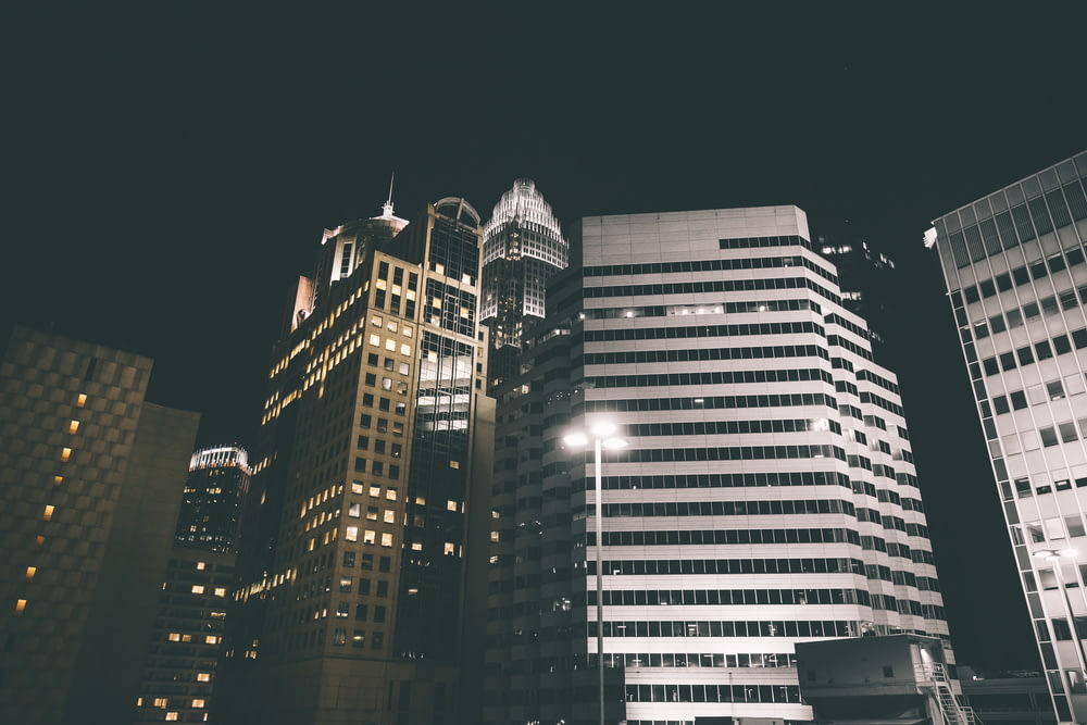 Fotografía de ángulo bajo de edificios de hormigón por la noche