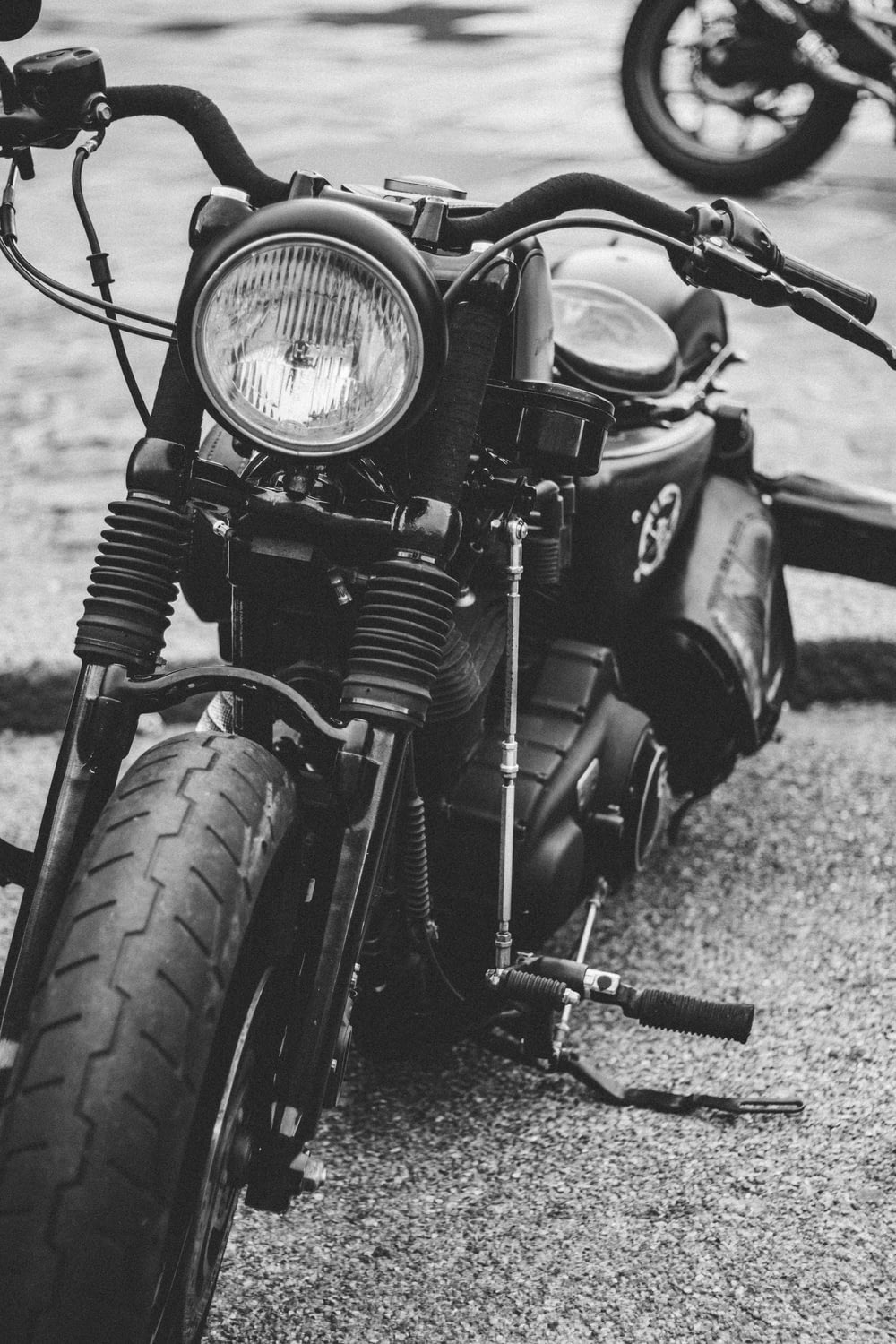 회색조 사진 의 순양함 오토바이
