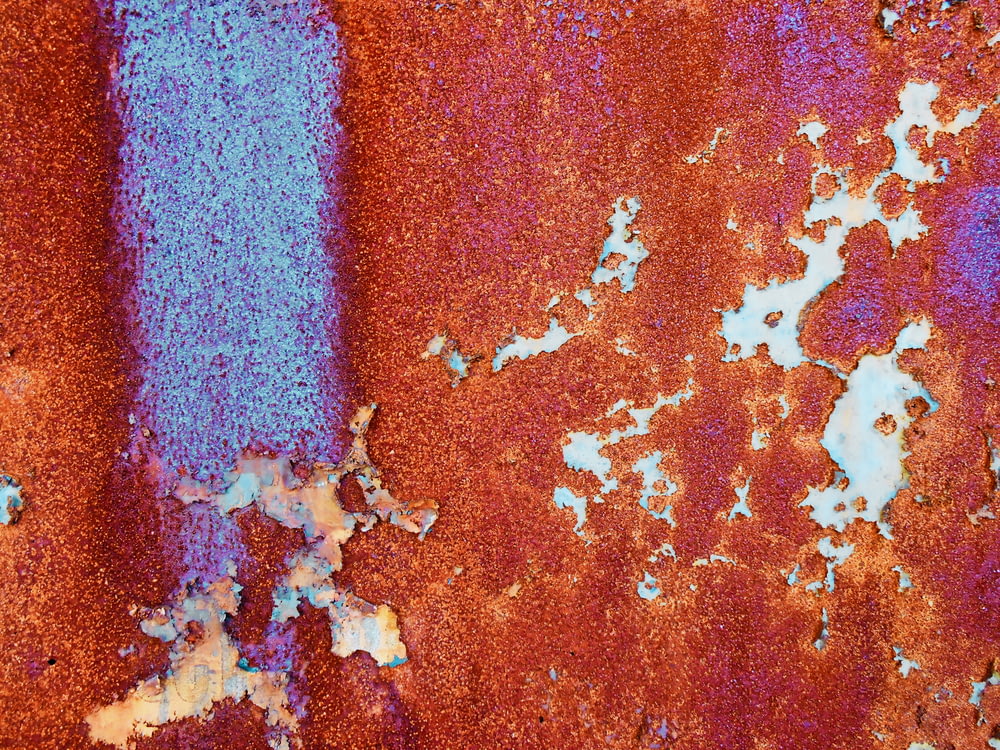 una superficie metálica oxidada con pintura azul