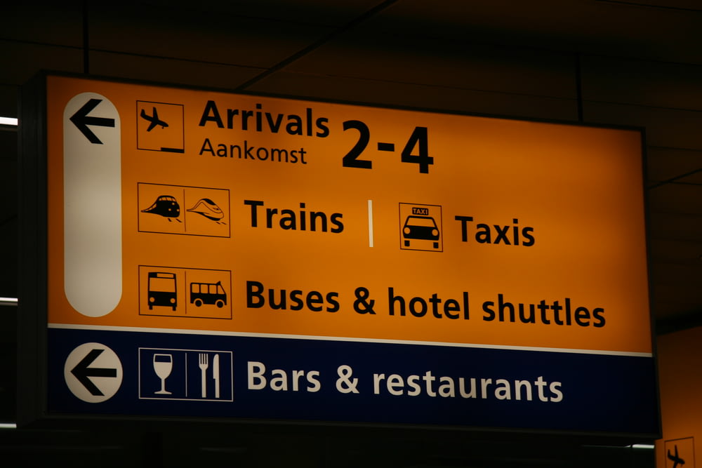 到着Aankokmst電車とタクシーの看板