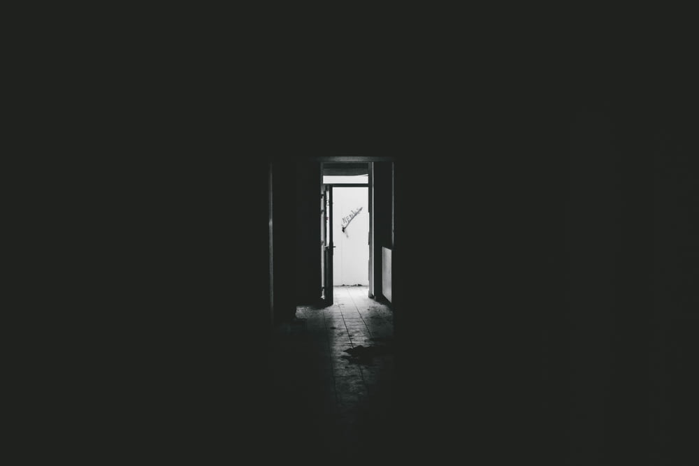 빛이 들어오는 어두운 방의 열린 문