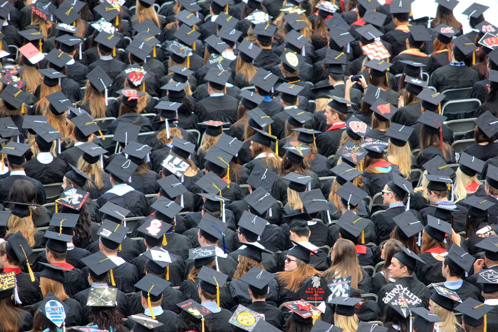 Vista aérea de los graduados con sombreros