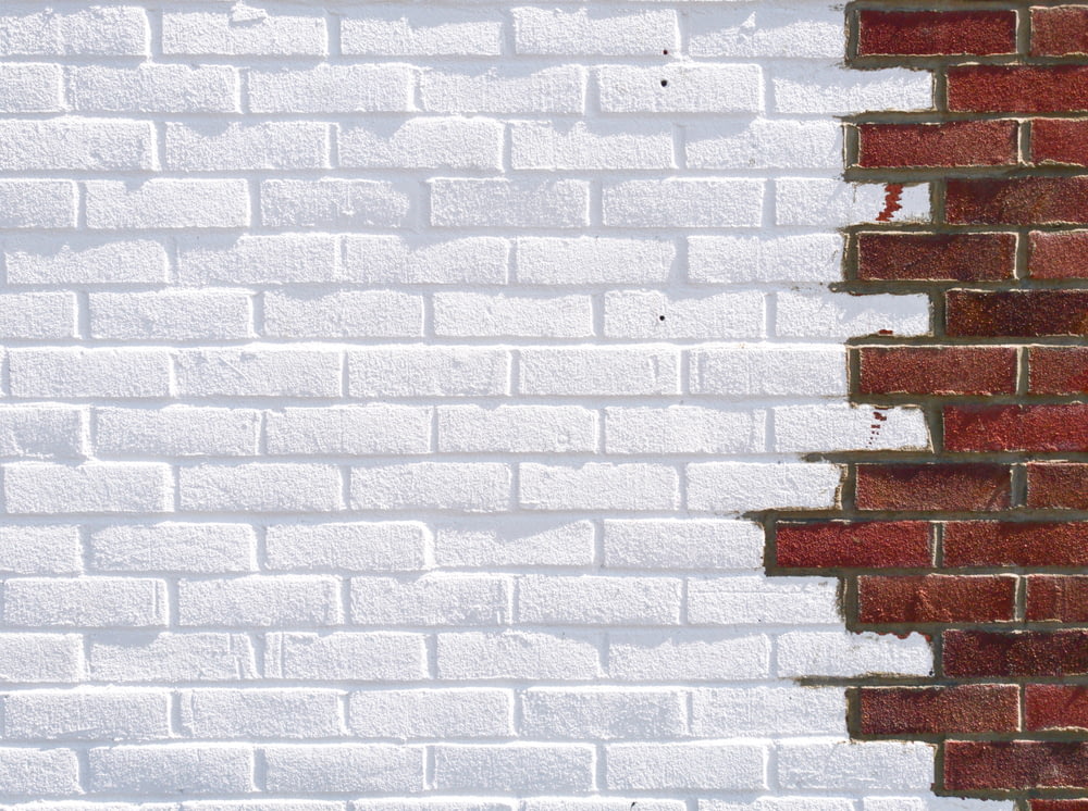 muro di mattoni bianchi e marroni