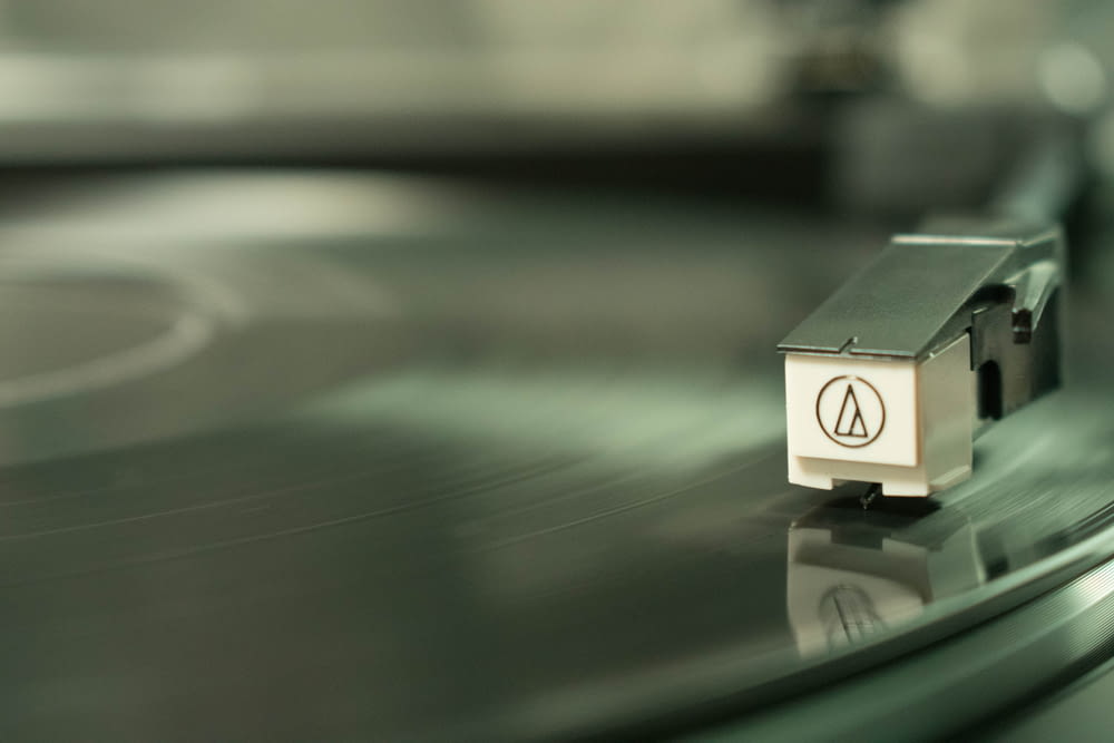 shallow focus photography of vinyl player