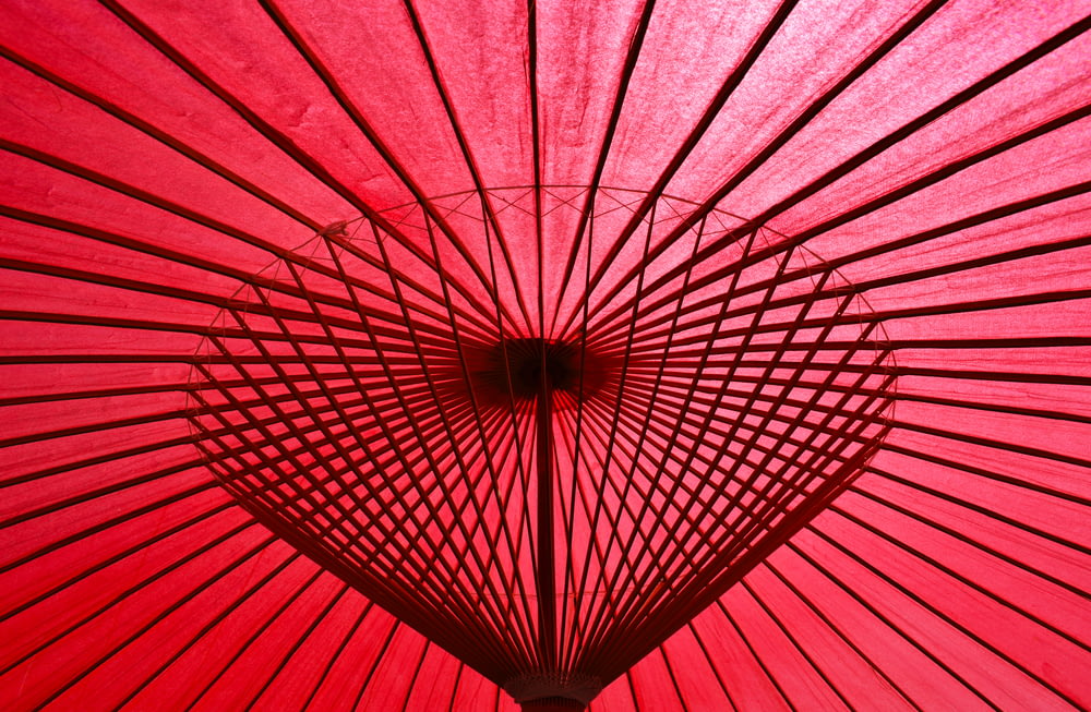 paraguas rojo de papel y aceite