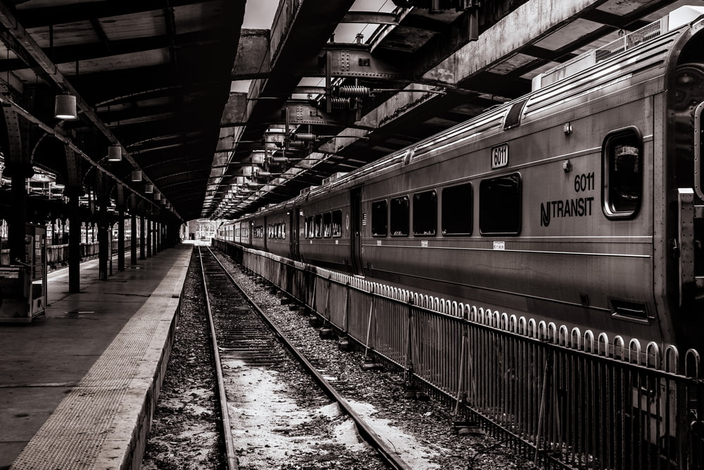 Foto en escala de grises del tren