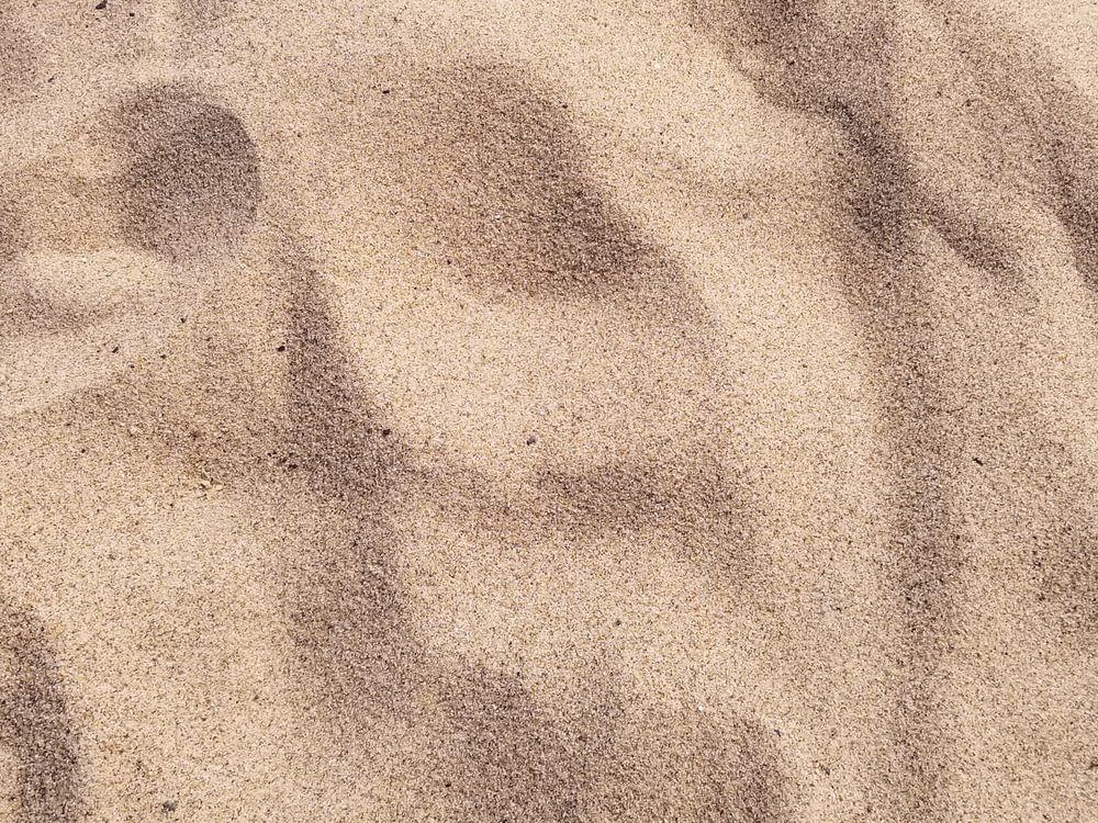 茶色の砂のフォーカス写真