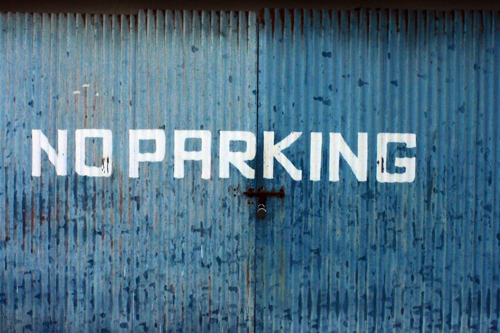 pared impresa azul y blanca de No Parking