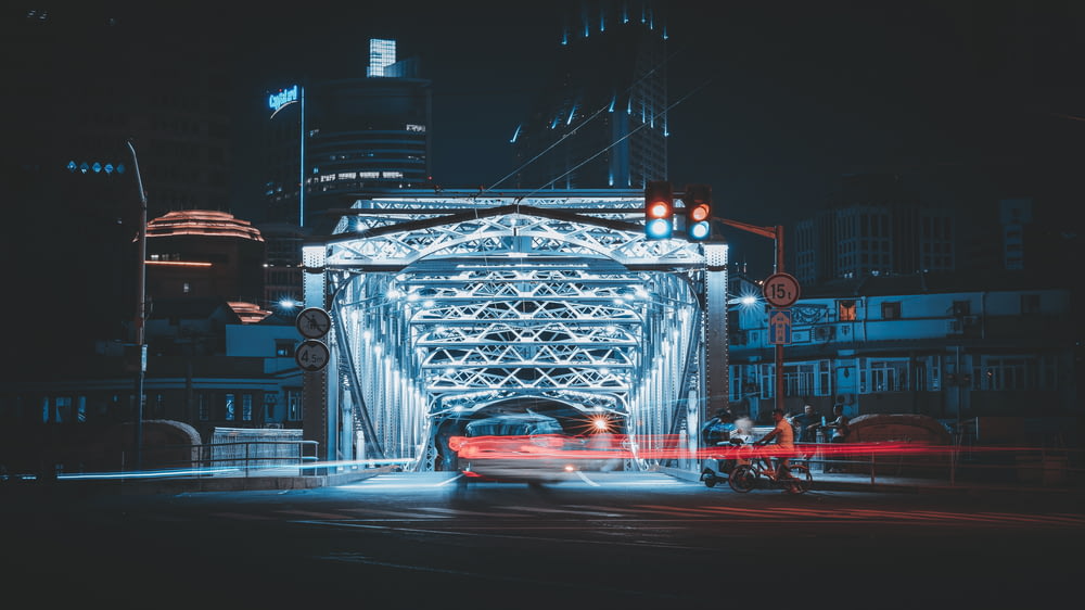 Fotografia time-lapse del veicolo sul ponte di notte