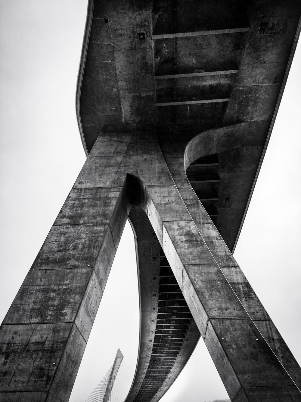 foto em tons de cinza da ponte de concreto