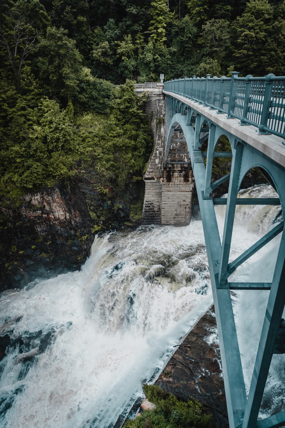 Pont en métal turquoise au-dessus des chutes d’eau