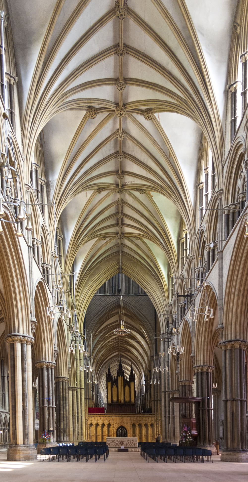 Interior de la catedral de metal marrón