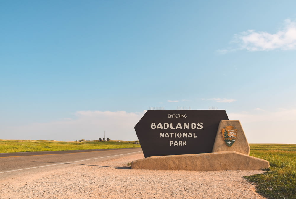 道路脇の黒いバッドランズ国立公園の道路標識