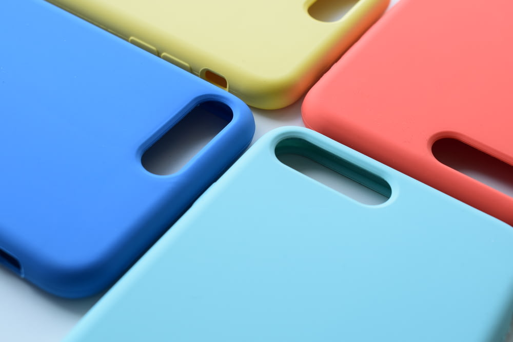 Vier Smartphone-Hüllen in verschiedenen Farben