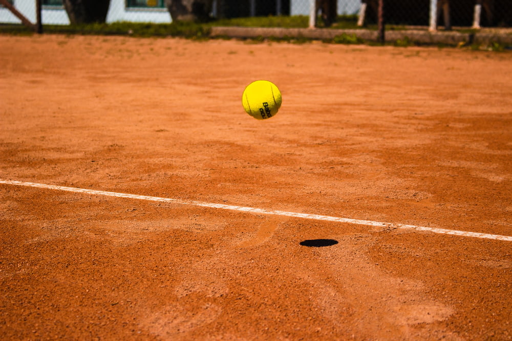 Tennisball hüpft auf dem Boden