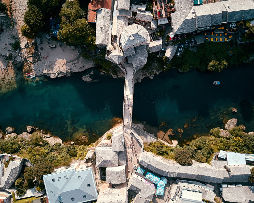 Vista dall'alto foto del ponte in cemento che collega due villaggi durante il giorno