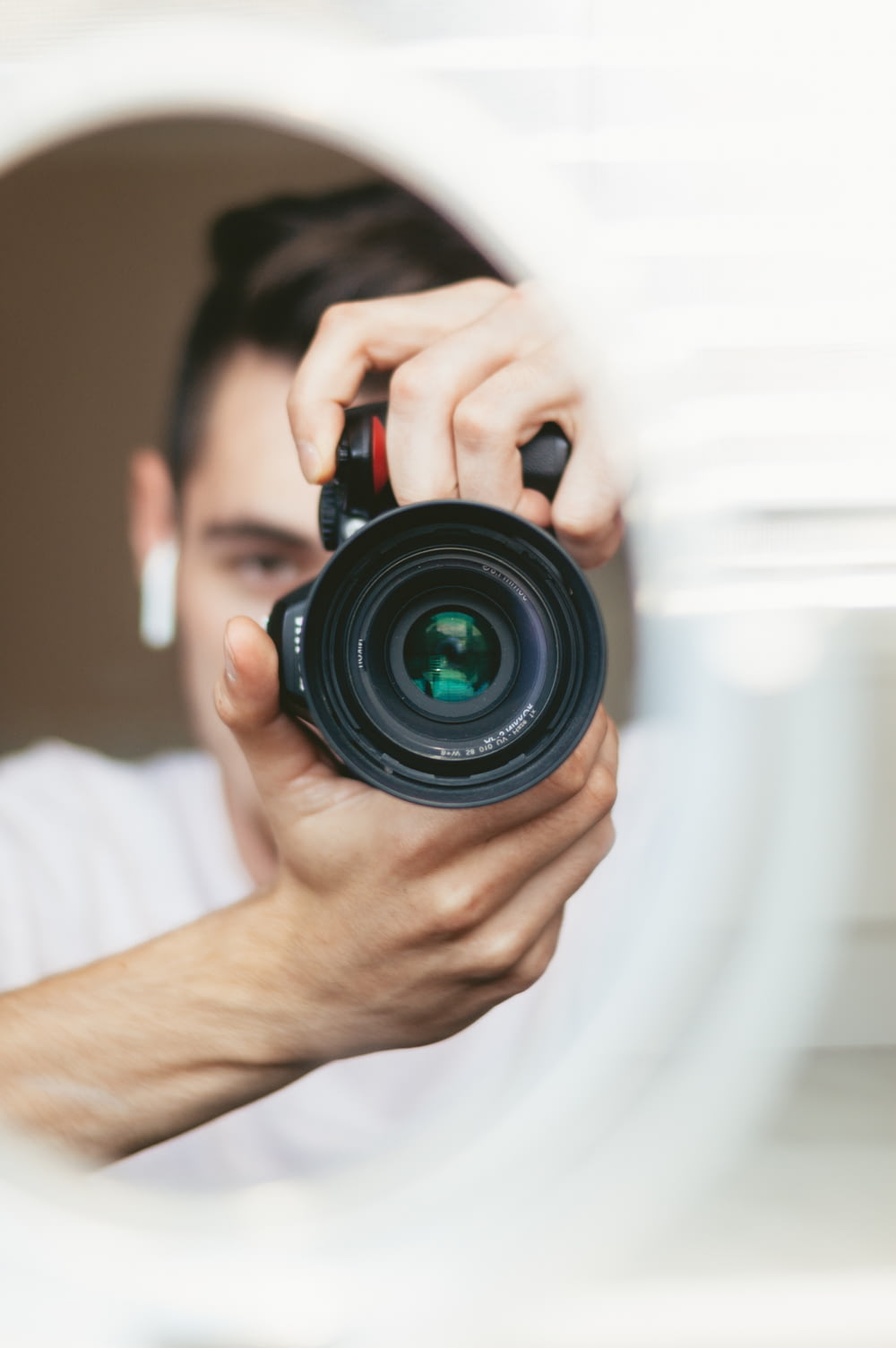 Photographie à mise au point sélective d’une personne tenant une caméra de pont