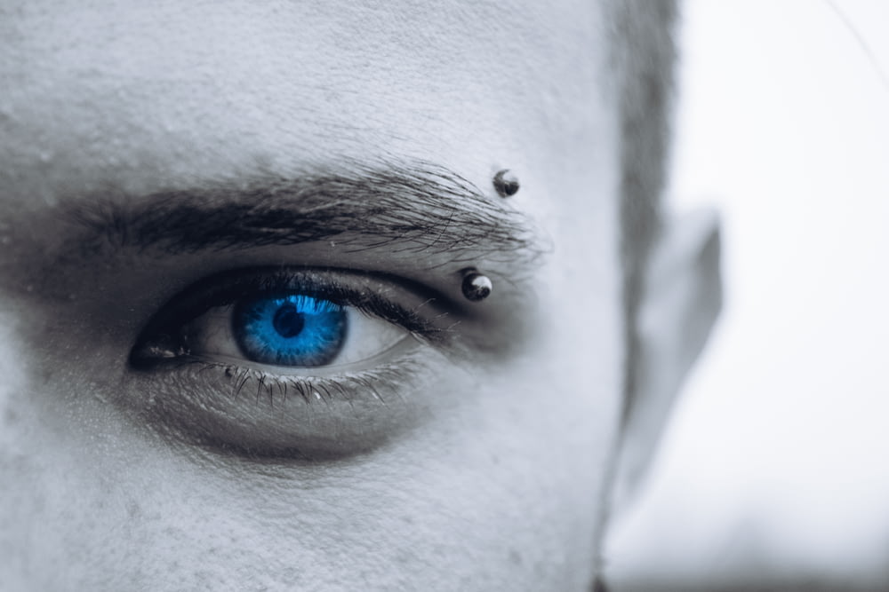 photo sélective de l’œil bleu de l’homme