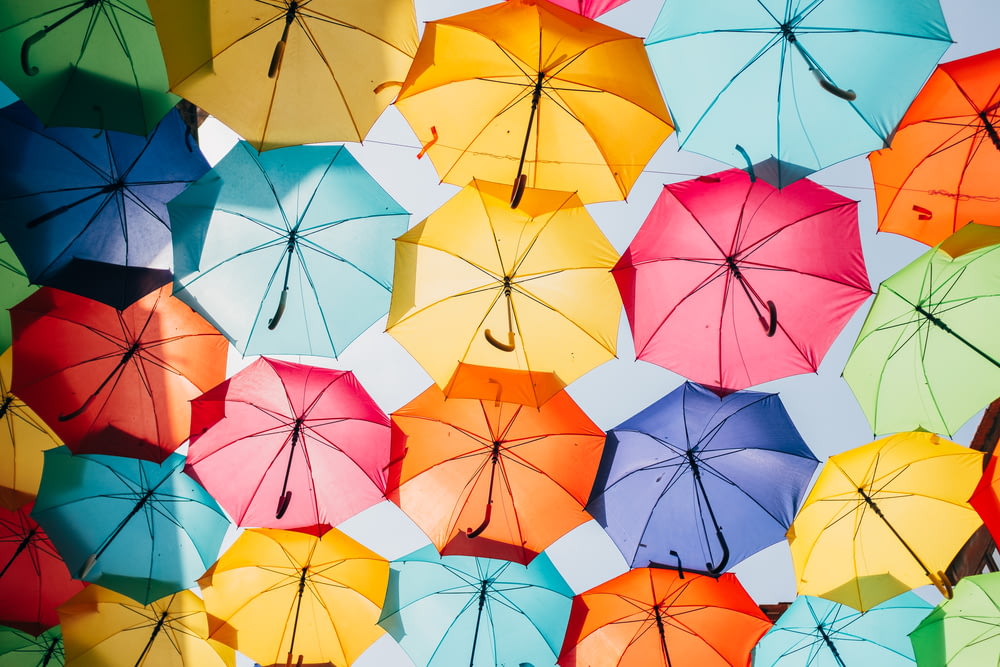 Verschiedenfarbige geöffnete Regenschirme
