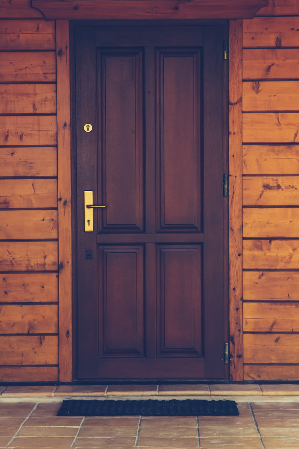 porta de madeira preta de 4 painéis fechada