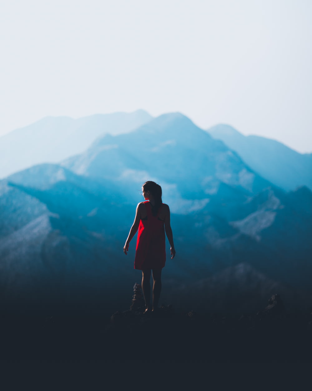 mujer de pie frente a la montaña