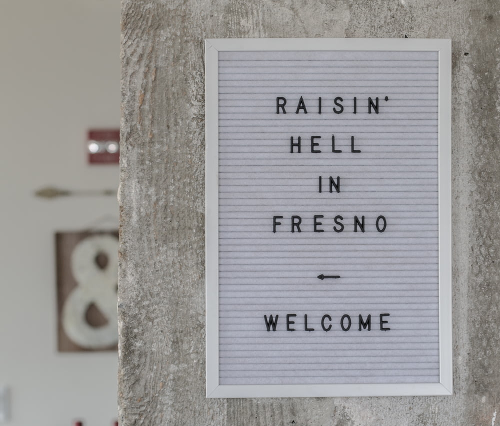 Raisin Hell em Fresno Placa de boas-vindas