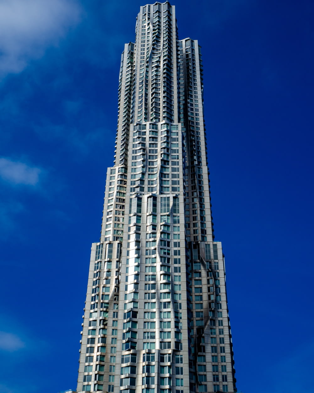 foto de baixo ângulo do edifício alto cinza