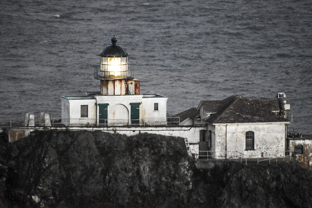 Photo aérienne d’un phare en béton blanc